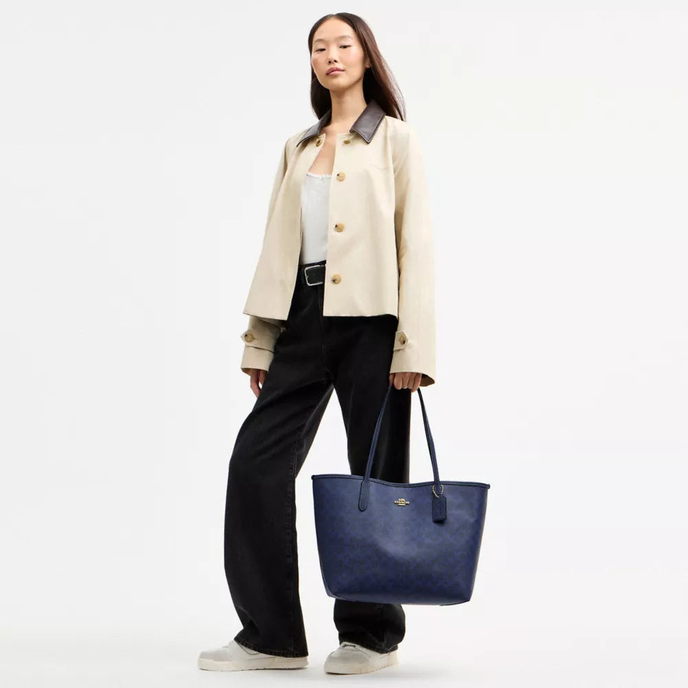 City Tote Bag In Signature Canvas - Gold/Navy