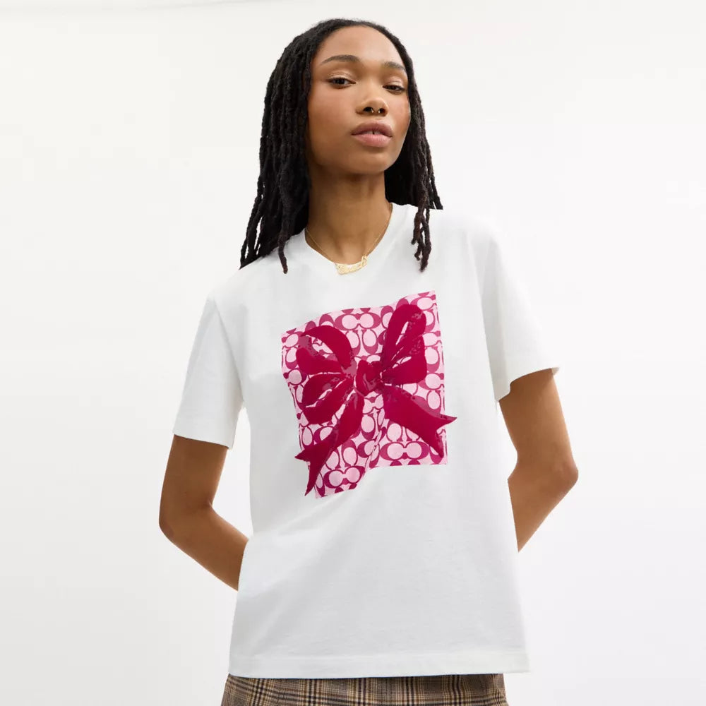 Signature Square Bow Classic T-Shirt In Organic Cotton - Vintage Ivory/Fuchsia