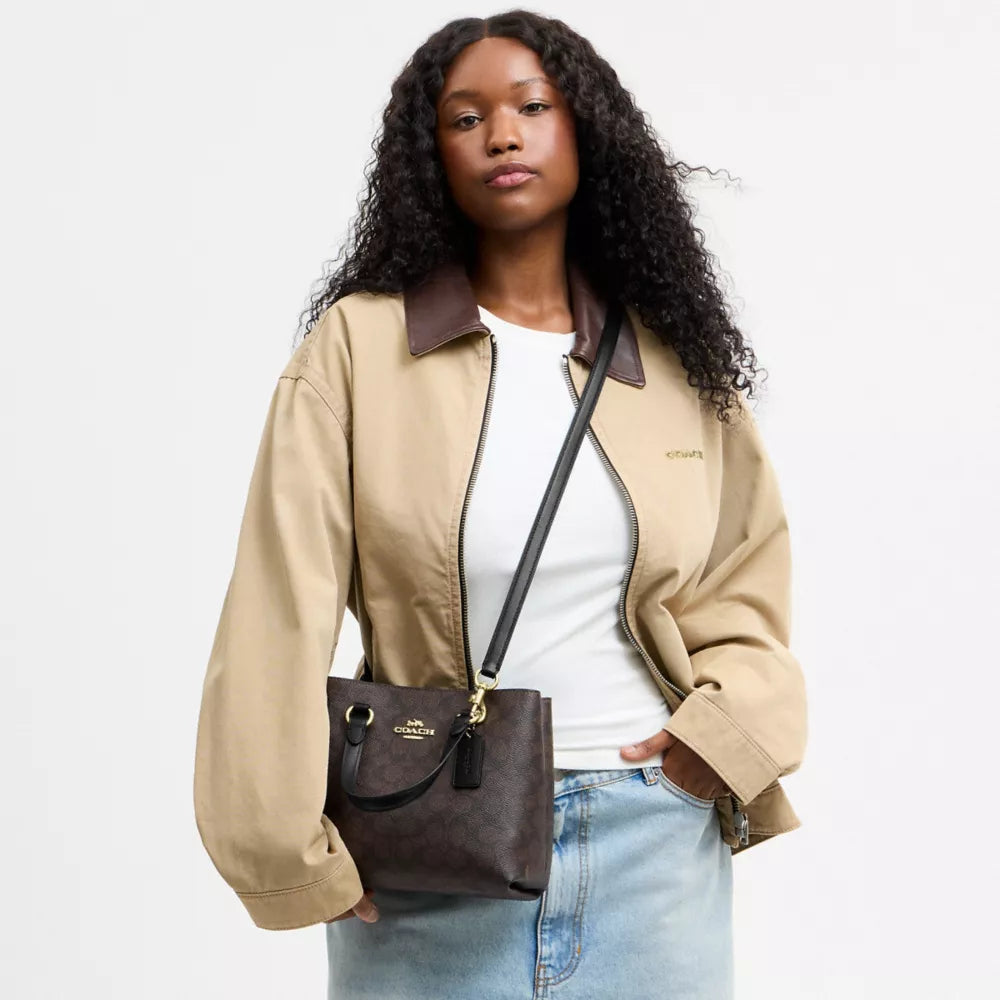 Station Carryall Bag In Signature Canvas - Gold/Walnut/Black