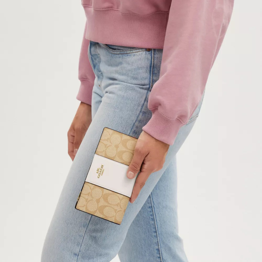 Slim Zip Wallet In Signature Canvas With Stripe - Signature Canvas/Gold/Light Khaki/Chalk Lt Saddle