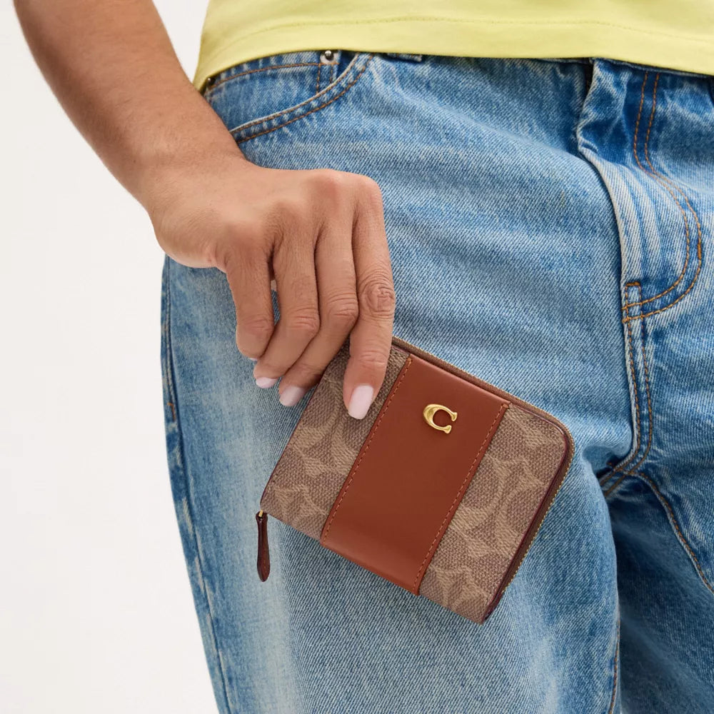 Essential Billfold Wallet In Colorblock Signature Canvas - Coated Canvas/Brass/Tan Caramel