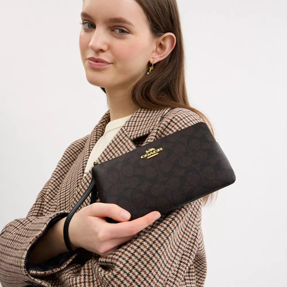 Large Corner Zip Wristlet In Signature Canvas - Signature Canvas/Gold/Walnut/Black