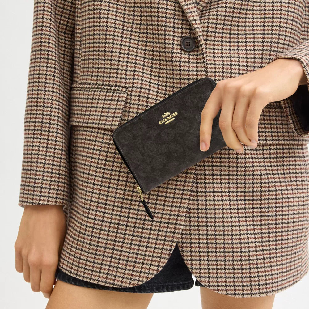 Medium ID Zip Wallet In Signature Canvas - Gold/Walnut/Black