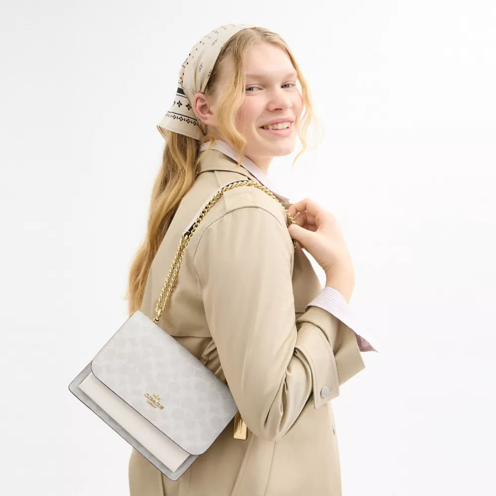 Klare Crossbody Bag In Signature Canvas - Signature Canvas/Gold/White/Chalk