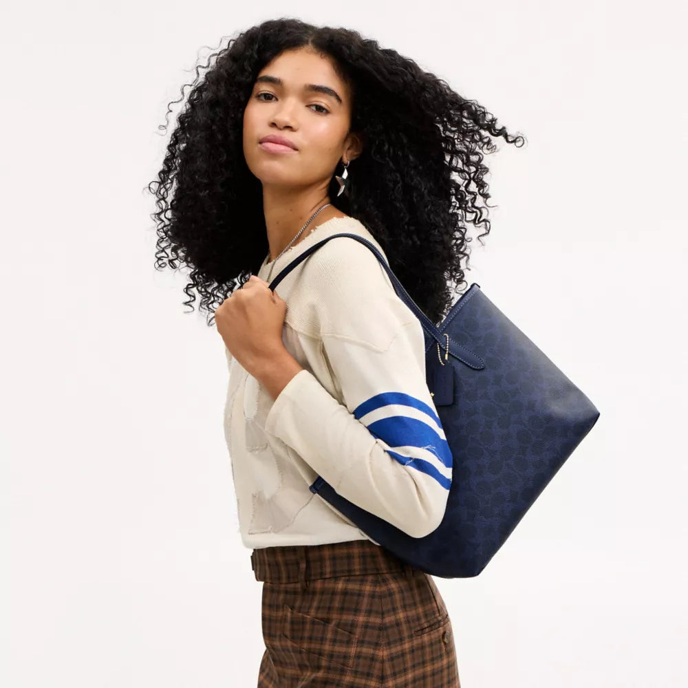 Medium City Tote Bag In Signature Canvas - Gold/Navy