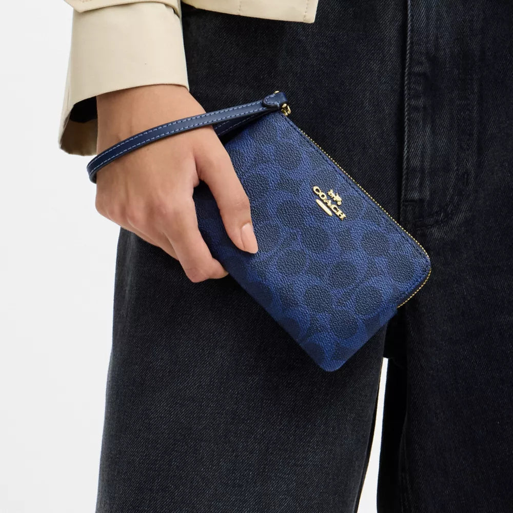 Corner Zip Wristlet In Signature Canvas - Signature Canvas/Gold/Navy