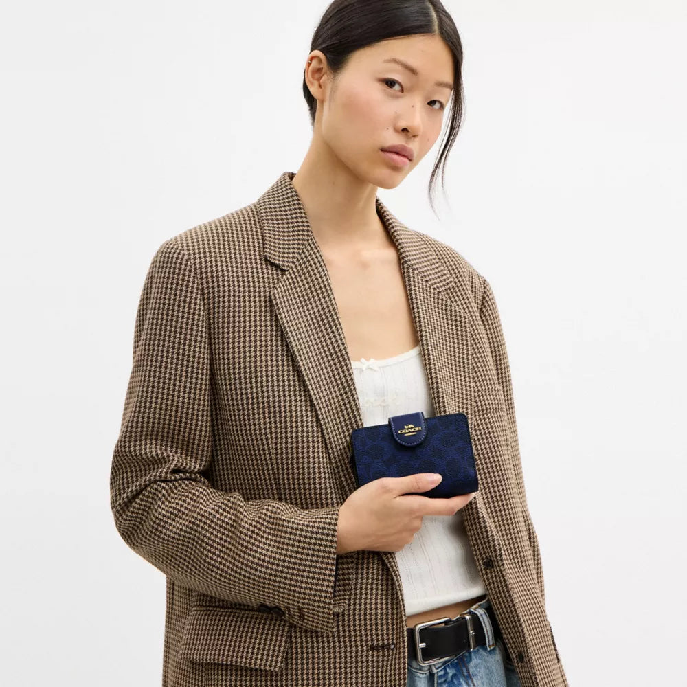 Medium Corner Zip Wallet In Signature Canvas - Signature Canvas/Gold/Navy